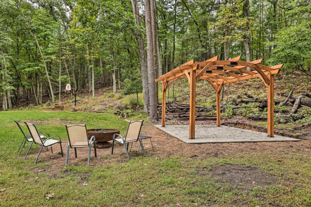 Charming Pentwater Home with Fire Pit and Yard!